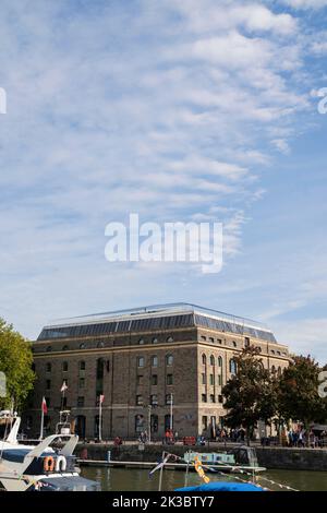 Gesamtansicht der Außenansicht der Arnolfini, einer Galerie für moderne Kunst im schwimmenden Hafen in Bristol, England, Großbritannien. Stockfoto