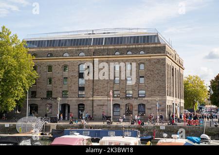 Gesamtansicht der Außenansicht der Arnolfini, einer Galerie für moderne Kunst im schwimmenden Hafen in Bristol, England, Großbritannien. Stockfoto