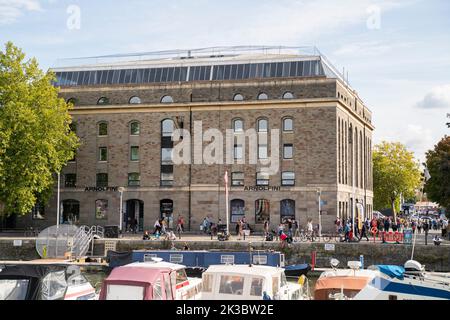 Gesamtansicht der Außenansicht der Arnolfini, einer Galerie für moderne Kunst im schwimmenden Hafen in Bristol, England, Großbritannien. Stockfoto