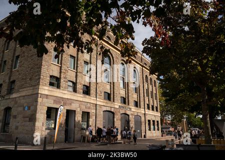 Gesamtansicht der Außenansicht der Arnolfini, einer Galerie für moderne Kunst im schwimmenden Hafen in Bristol, England, Großbritannien. Stockfoto