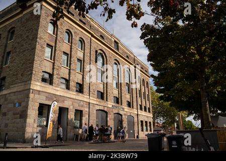 Gesamtansicht der Außenansicht der Arnolfini, einer Galerie für moderne Kunst im schwimmenden Hafen in Bristol, England, Großbritannien. Stockfoto