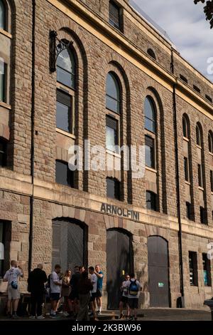 Gesamtansicht der Außenansicht der Arnolfini, einer Galerie für moderne Kunst im schwimmenden Hafen in Bristol, England, Großbritannien. Stockfoto