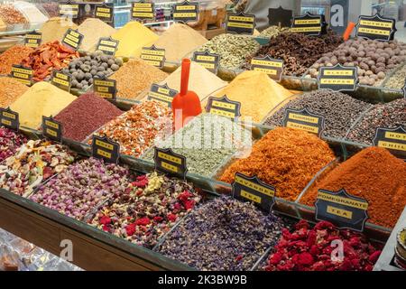 Farbenfrohe Essensaufnahmen vom Basar-Stand von Mısır, traditionelle Gewürze in Istanbul, Einkaufen in einem türkischen Basar, Kräuterprodukte in Arcade-Marktständen Stockfoto