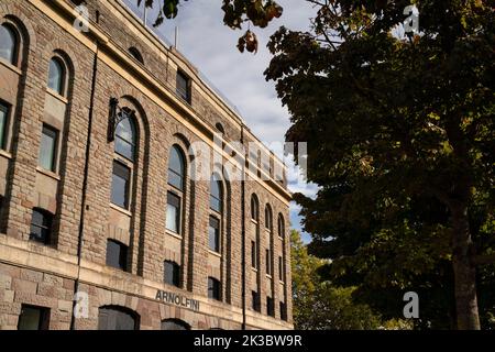 Gesamtansicht der Außenansicht der Arnolfini, einer Galerie für moderne Kunst im schwimmenden Hafen in Bristol, England, Großbritannien. Stockfoto