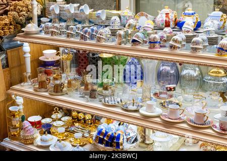 Bunte, traditionelle und handgemachte Glaswaren-Aufnahmen aus Souvenirs vom Basar-Stand von Mısır, Einkaufen in einem Basar, Marktstände in den Arkaden, Tee- und Kaffeetassen Stockfoto