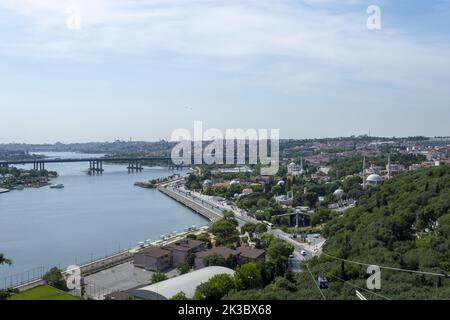 Weite Eyupsultan Ansicht von Pierre Loti, goldenes Horn mit Skyline, Bäume mit blauem Himmel, wunderschöne Landschaft in Istanbul, Halic Autobrücke von oben Stockfoto