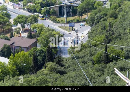 Seilbahnen fahren über Bäumen nach Pierre Loti, Eyupsultan Blick von oben, Konzept öffentlicher Verkehrsmittel, urbaner Ort mit Seilbahn, Reisen in Istanbul Stockfoto