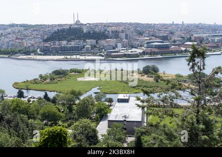 Breite Golden Horn Insel Blick von Pierre Loti, Golden Horn mit Bäumen und Gebäuden, sonniger Tag und blauer Himmel, schöne Landschaft in Istanbul, Halic Stockfoto