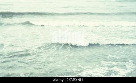 Real Foto Meer Wasser Wellen, abstrakter Hintergrund, Natur Kraft, blass hellgrau grün matt mehr Ton auf Lager Stockfoto