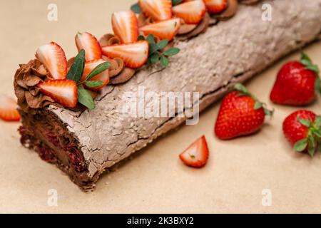 Hausgemachte Erdbeer-Shortcake-Kuchenrolle. Süße Brötchen gefüllt Stockfoto