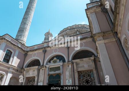 Ortakoy Moschee Eingang mit Minaretten und Kuppel Draufsicht mit offenem Himmel, schöne Landschaft mit Moschee, bekannt als Büyük Mecidiye Camii Stockfoto