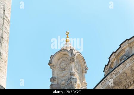 Ortakoy Moschee in der Nähe der Kuppel ornamentalen unteren Ansicht mit sonnigem Himmel, schöne Landschaft mit Moschee, bekannt als Büyük Mecidiye Camii Stockfoto