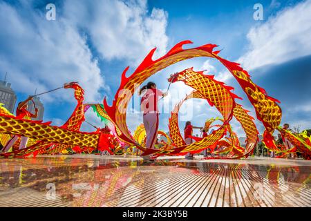 CHONGQING, CHINA - 26. SEPTEMBER 2022 - Menschen tanzen auf einem Platz zur aufgehenden Sonne Banddrachen für Fitness in Chongqing, China, 26. September 2022. Stockfoto