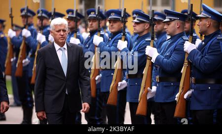 Der bulgarische Verteidigungsminister Dimitr Stoyan kam am 26. September 2022 zu einem offiziellen Besuch in Bosnien und Herzegowina nach Sarajevo, Bosnien und Herzegowina. Foto: Armin Durgut/PIXSELL Stockfoto