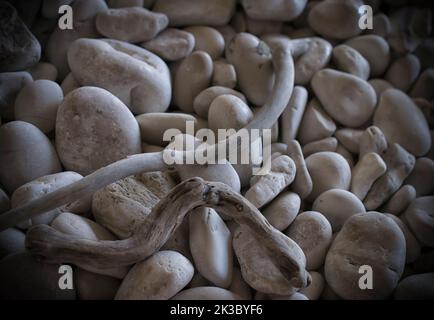Weiße Kieselsteine am Strand von Myrtos Stockfoto