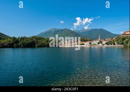 Blick über den See Mergozzo auf das Dorf Mergozzo, Piemont, Italien, Europa Stockfoto