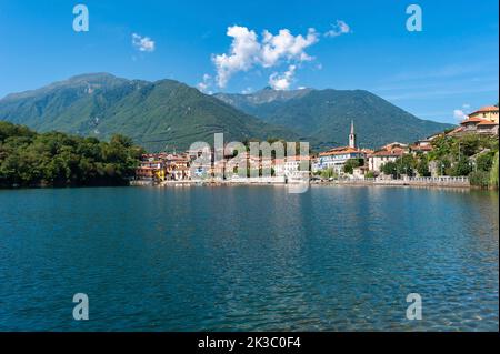 Blick über den See Mergozzo auf das Dorf Mergozzo, Piemont, Italien, Europa Stockfoto