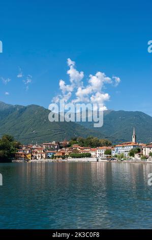 Blick über den See Mergozzo auf das Dorf Mergozzo, Piemont, Italien, Europa Stockfoto