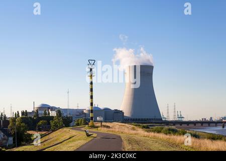 Kernkraftwerk im Dorf Doel, Belgien, im Besitz von Electrabel, im Hintergrund Stockfoto