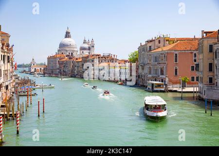 Blick auf Venedig von der Accademia-Brücke - Canal Grande - Punta della dogana - Chiesa della Madonna della Salute Stockfoto