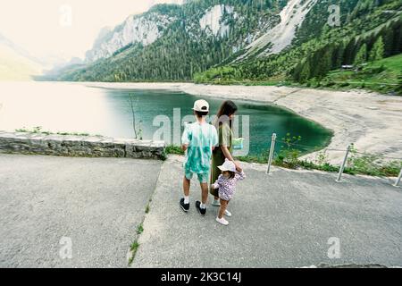 Mutter mit Kindern im Vorderer Gosausee, Gosau, Oberösterreich. Stockfoto