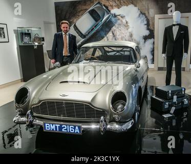 London UK 26 Sep 2022 Michael G. Wilson, Producer (L) Meg Simmonds, EON Productions Archive Director (R)Anlässlich des 60.-jährigen Bestehens der James Bond-Filme werden Christie’s und EON Productions im September 2022 einen offiziellen zweiteiligen Charity-Verkauf, Sixty Years of James Bond, abhalten. Präsentiert insgesamt 60 Lose Est .£1.500.000 und £2.000.000. Quelle: Paul Quezada-Neiman/Alamy Live News Stockfoto
