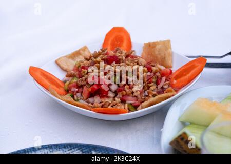 Türkische traditionelle Vorspeise, bekannt als Gavurdagi-Salat mit Walnusstomate, Zwiebel und Karotte, Terkey-Food-Konzept, selektiver Fokus, Vorspeise Idee Stockfoto