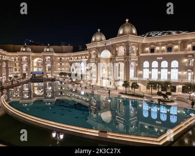 Place Vendome Mall Innenansicht bei Nacht zeigt die Architektur des Einkaufszentrums mit großem Brunnen im Vordergrund Stockfoto