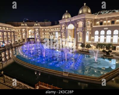 Place Vendome Mall Innenansicht bei Nacht zeigt die Architektur des Einkaufszentrums mit großem Brunnen im Vordergrund Stockfoto