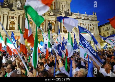 Parteimitglieder von Fratelli d'Italia während einer Wahlkundgebung im Jahr 2022. Turin, Italien - September 2022 Stockfoto