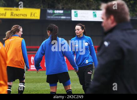 Am Tag vor dem Viertelfinale der Champions League, Arsenal gegen Linköping. Linköping FC übernahm die Führung im Champions League-Viertelfinale gegen Arsenal im Meadow Park bei London, Großbritannien. Im Bild: Der Fußballverein Linköping trainiert und bereitet sich auf das morgige Spiel vor. Im Bild: Linköping no 5 Kosovare Asllani. Stockfoto