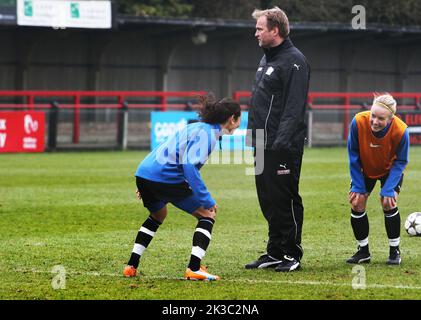 Am Tag vor dem Viertelfinale der Champions League, Arsenal gegen Linköping. Linköping FC übernahm die Führung im Champions League-Viertelfinale gegen Arsenal im Meadow Park bei London, Großbritannien. Im Bild: Der Fußballverein Linköping trainiert und bereitet sich auf das morgige Spiel vor. Auf dem Bild: Spieler um den Coatch, Jörgen Petersson. Stockfoto