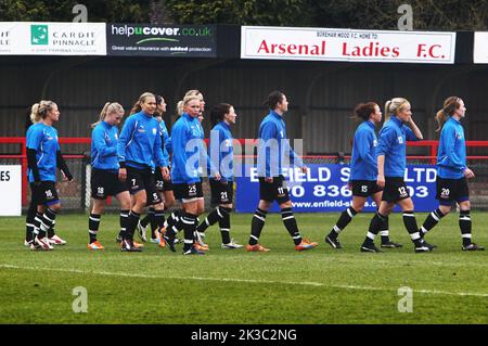 Am Tag vor dem Viertelfinale der Champions League, Arsenal gegen Linköping. Linköping FC übernahm die Führung im Champions League-Viertelfinale gegen Arsenal im Meadow Park bei London, Großbritannien. Im Bild: Der Fußballverein Linköping trainiert und bereitet sich auf das morgige Spiel vor. Stockfoto