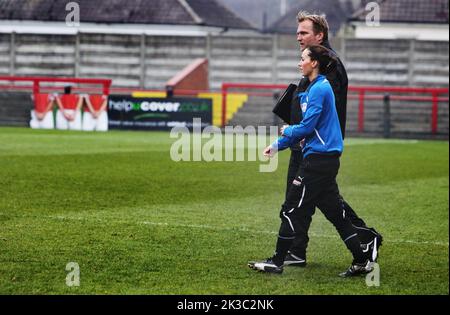 Am Tag vor dem Viertelfinale der Champions League, Arsenal gegen Linköping. Linköping FC übernahm die Führung im Champions League-Viertelfinale gegen Arsenal im Meadow Park bei London, Großbritannien. Im Bild: Der Fußballverein Linköping trainiert und bereitet sich auf das morgige Spiel vor. Im Bild: Linköping no 5 Kosovare Asllani und coatch Jörgen Petersson. Stockfoto