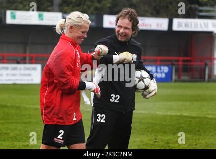 Am Tag vor dem Viertelfinale der Champions League, Arsenal gegen Linköping. Linköping FC übernahm die Führung im Champions League-Viertelfinale gegen Arsenal im Meadow Park bei London, Großbritannien. Im Bild: Der Fußballverein Linköping trainiert und bereitet sich auf das morgige Spiel vor. Stockfoto