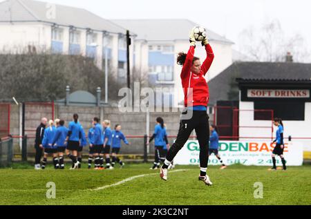 Am Tag vor dem Viertelfinale der Champions League, Arsenal gegen Linköping. Linköping FC übernahm die Führung im Champions League-Viertelfinale gegen Arsenal im Meadow Park bei London, Großbritannien. Im Bild: Der Fußballverein Linköping trainiert und bereitet sich auf das morgige Spiel vor. Auf dem Bild: Torhüterin Sofia Lundgren. Stockfoto