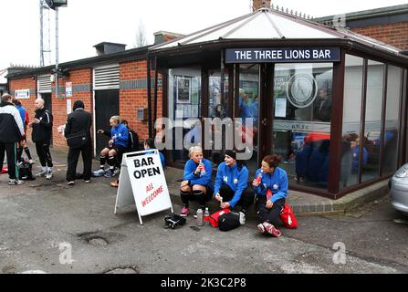 Am Tag vor dem Viertelfinale der Champions League, Arsenal gegen Linköping. Linköping FC übernahm die Führung im Champions League-Viertelfinale gegen Arsenal im Meadow Park bei London, Großbritannien. Im Bild: Der Fußballverein Linköping trainiert und bereitet sich auf das morgige Spiel vor. Stockfoto