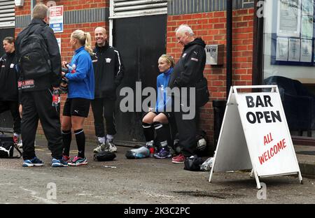 Am Tag vor dem Viertelfinale der Champions League, Arsenal gegen Linköping. Linköping FC übernahm die Führung im Champions League-Viertelfinale gegen Arsenal im Meadow Park bei London, Großbritannien. Im Bild: Der Fußballverein Linköping trainiert und bereitet sich auf das morgige Spiel vor. Stockfoto