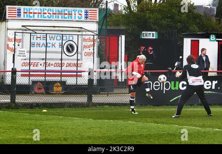 Am Tag vor dem Viertelfinale der Champions League, Arsenal gegen Linköping. Linköping FC übernahm die Führung im Champions League-Viertelfinale gegen Arsenal im Meadow Park bei London, Großbritannien. Im Bild: Der Fußballverein Linköping trainiert und bereitet sich auf das morgige Spiel vor. Stockfoto