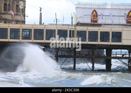 Aberystwyth Wales Vereinigtes Königreich Wetter 26. September 2022. An einem kalten und stürmischen Morgen an der walisischen Küste stürzen große Wellen über die Uferpromenade und donnern über den viktorianischen Pier. Quelle: mike davies/Alamy Live News Stockfoto