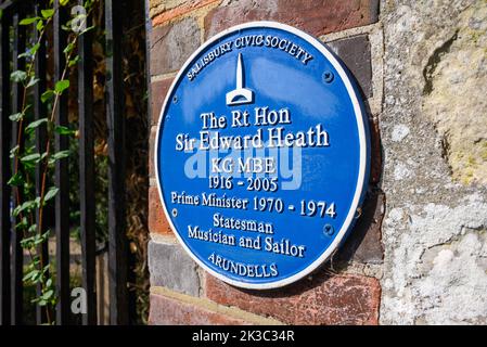 Blaue Plakette vor Arundells, dem ehemaligen Wohnsitz des konservativen britischen Premierministers Sir Edward Heath aus dem Jahr 1970s, The Close, Salisbury, Wiltshire, Großbritannien Stockfoto