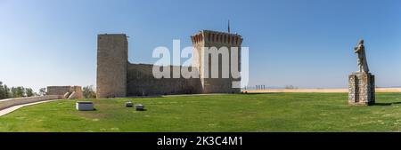 Ourém Santarém Portugal - 08 09 2022: Panoramablick auf die mittelalterliche Burg von Ourém, mit D. Nuno Álvares Pereira Statue und Ruinen Palast und für Stockfoto