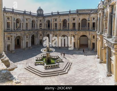 Tomar Portugal - 08 09 2022: Blick auf den Renaissance-Kreuzgang, mit einem verzierten Brunnen in der Mitte, einem ikonischen Stück der portugiesischen Renaissance Stockfoto