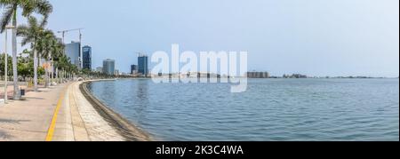 Luanda Angola - 09 17 2022: Panoramablick auf die Luanda Bucht und Luanda marginal, Fußgängerweg mit tropischen Palmen, Downtown Lifestyle, Taxi Stockfoto