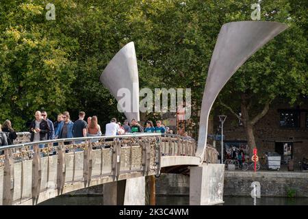 Gesamtansicht der Pero's Bridge über dem schwimmenden Hafen in Bristol, England, Großbritannien. Stockfoto