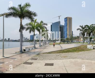 Luanda Angola - 09 17 2022: Blick auf die Luanda Bucht und Luanda marginal, Fußgängerweg mit tropischen Palmen, Downtown Lifestyle, Cabo Island, Stockfoto