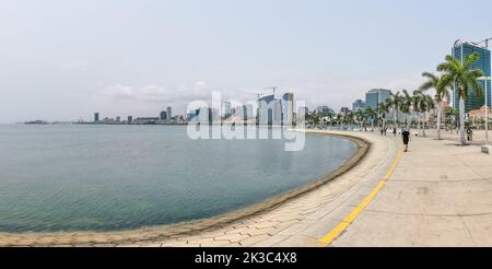 Luanda Angola - 09 17 2022: Panoramablick auf die Luanda Bucht und Luanda marginal, Fußgängerweg mit tropischen Palmen, Downtown Lifestyle, Taxi Stockfoto