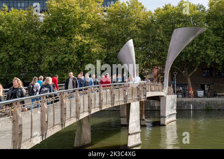 Gesamtansicht der Pero's Bridge über dem schwimmenden Hafen in Bristol, England, Großbritannien. Stockfoto