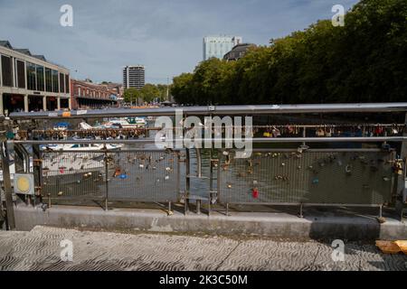 Gesamtansicht der Pero's Bridge über dem schwimmenden Hafen in Bristol, England, Großbritannien. Stockfoto