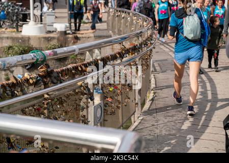 Gesamtansicht der Pero's Bridge über dem schwimmenden Hafen in Bristol, England, Großbritannien. Stockfoto